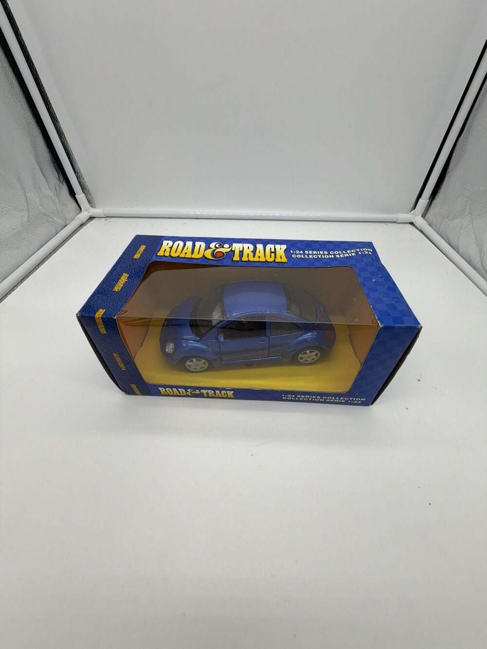 Maisto Road & Track 1:24 Series Collection Volkswagen New Beetle Blue Die-Cast
